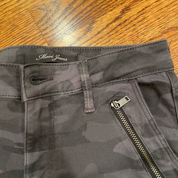 Mid rise skinny cargo gray stretchy pant. - Picture 2 of 4